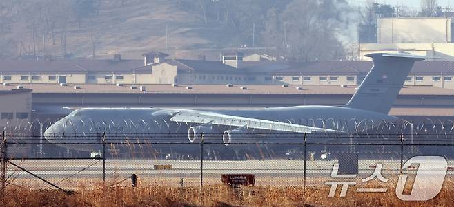 8일 경기 평택시 주한미군 오산공군기지에 C-5 수송기가 계류되어 있다. 2026.3.8 ⓒ 뉴스1 김영운 기자