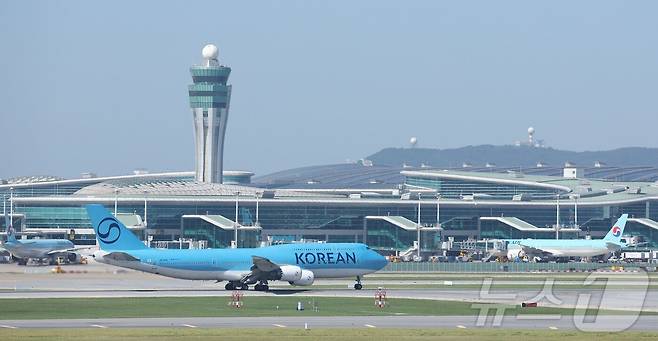 대한항공 B747-8i가 인천국제공항에서 이륙하기 위해 활주로로 이동하고 있다. ⓒ 뉴스1 공항사진기자단