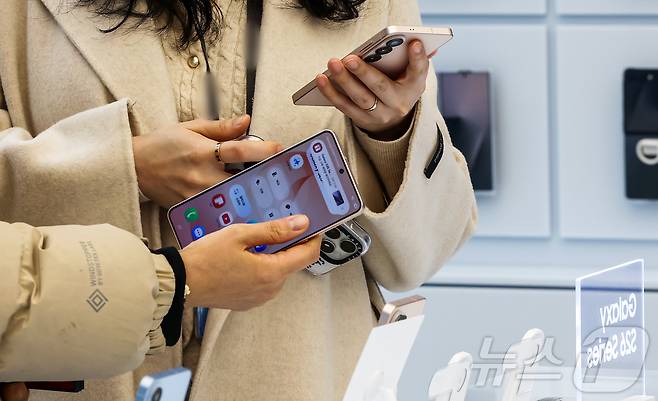 '갤럭시 S26 시리즈'가 공식 출시된 11일 서울 서초구 삼성 강남 매장을 찾은 방문객들이 갤럭시 S26 시리즈를 둘러보고 있다. 2026.3.11 ⓒ 뉴스1 김진환 기자