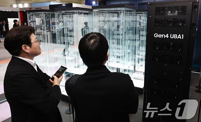 11일 서울 코엑스에서 열린 인터배터리 2026에서 삼성SDI 부스를 둘러보고 있다. 올해로 14회를 맞이하는 국내 최대 규모 배터리 전시회 인터배터리 2026은 오는 13일까지 3일간 개최된다. 2026.3.11 ⓒ 뉴스1 최지환 기자