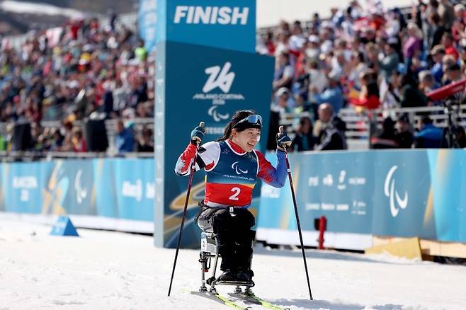 김윤지가 10일(현지시간) 이탈리아 테세로 크로스컨트리 스타디움에서 열린 2026 밀라노·코르티나 동계패럴림픽 크로스컨트리 스키 여자 스프린트 좌식 결선에서 은메달을 따냈다. 사진 | 대한장애인체육회