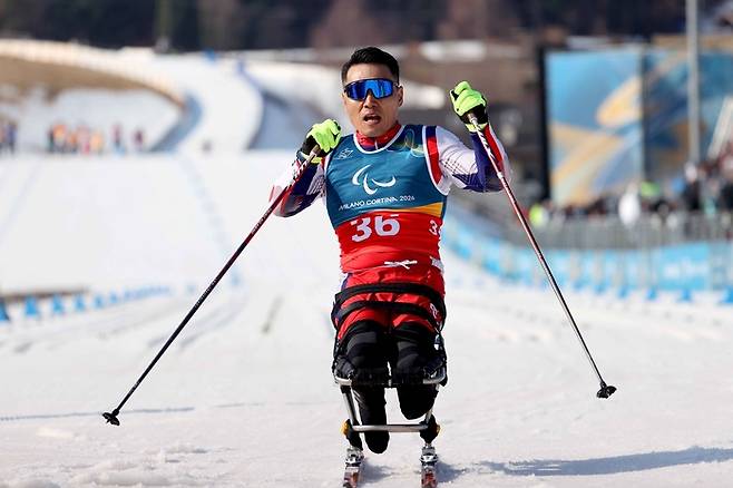 신의현이 10일(한국시간) 이탈리아 테세로 크로스컨트리 스타디움에서 열린 2026 밀라노·코르티나 동계패럴림픽 크로스컨트리 남자 스프린트에서 레이스를 펼치고 있다. 사진 | 대한장애인체육회