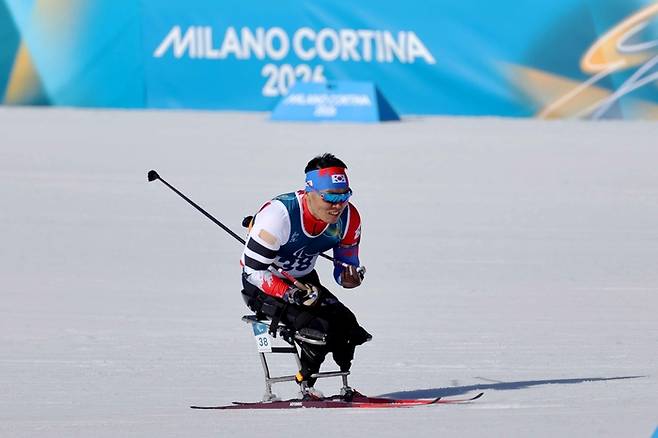 신의현이 7일(한국시간) 이탈리아 테세로 크로스컨트리 스타디움에서 열린 2026 밀라노·코르티나 동계패럴림픽 바이애슬론 남자 스프린트 좌식 7.5㎞ 레이스를 펼치고 있다. 사진 | 대한장애인체육회