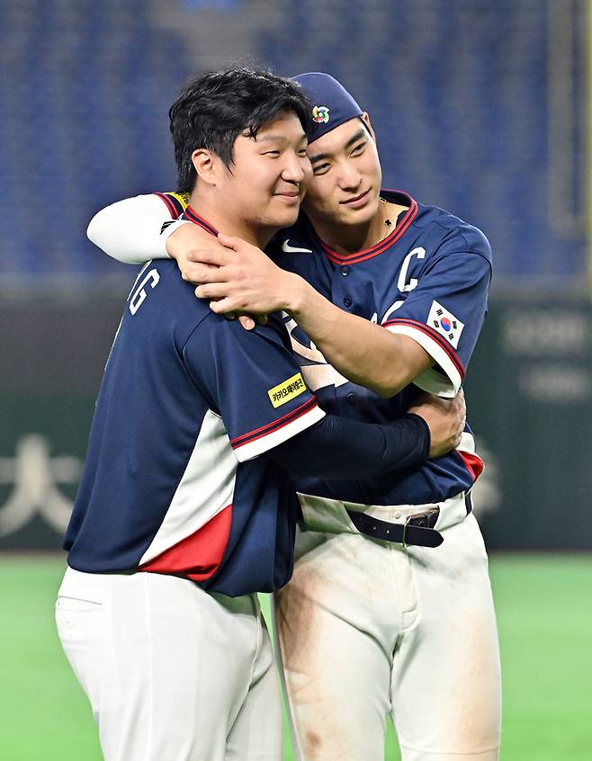 대한민국 야구대표팀의 문보경(왼쪽)과 이정후가 9일 일본 도쿄 도쿄돔에서 열린 2026 WBC 조별리그 호주와의 경기에서 7-2로 승리해 극적으로 8강전 진출을 확정한 뒤 기념촬영을 하고 있다. 도쿄(일본) | 박진업 기자 upandup@sportsseoul.com