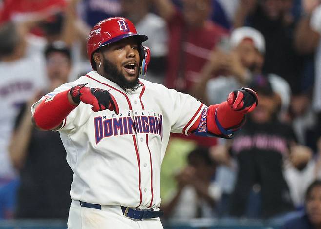 MIAMI, FLORIDA - MARCH 08: Vladimir Guerrero Jr. #27 of the Dominican Republic reacts after hitting a two run home run during the third inning against the Kingdom of the Netherlands at loanDepot park on March 08, 2026 in Miami, Florida.   Carmen Mandato/Getty Images/AFP (Photo by Carmen Mandato / GETTY IMAGES NORTH AMERICA / Getty Images via AFP)







<저작권자(c) 연합뉴스, 무단 전재-재배포, AI 학습 및 활용 금지>