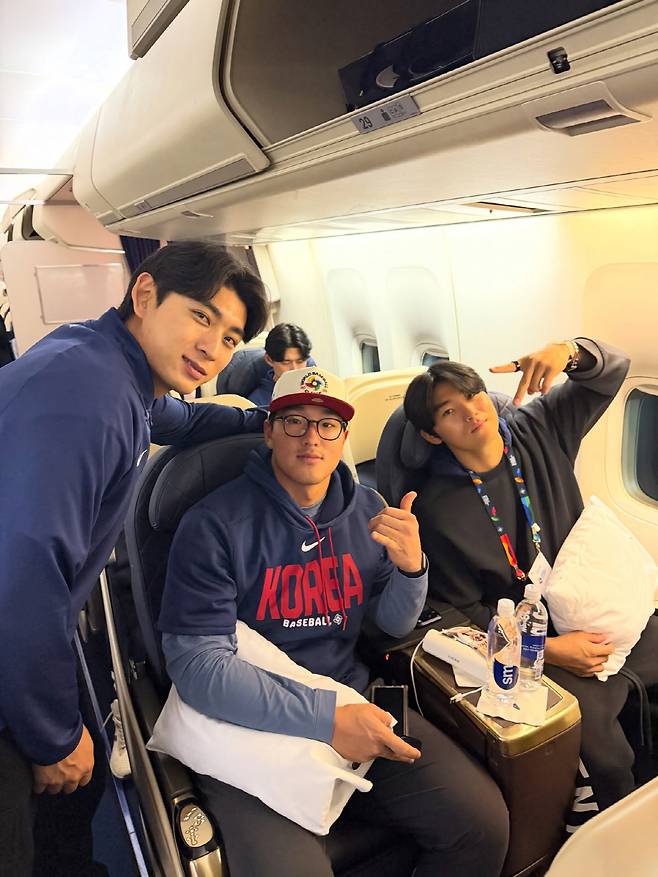 전세기에서 기념 촬영을 하는 주장 이정후, 안현민, 김도영(왼쪽부터). 사진제공=KBO SNS