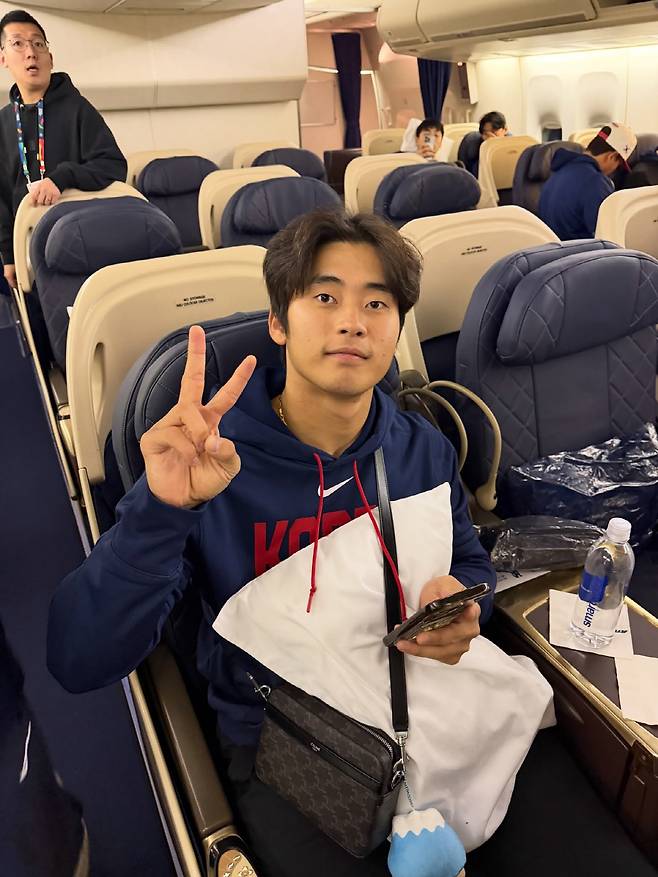 전세기에 탑승한 박영현. 사진제공=KBO SNS