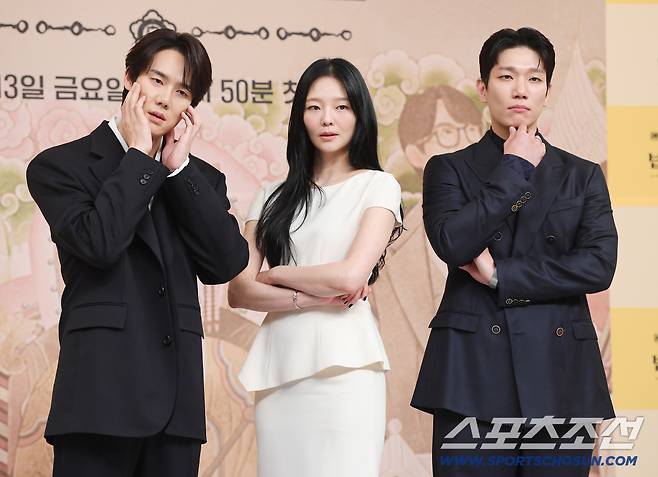 SBS 드라마 '신이랑 법률사무소' 제작발표회가 11일 오후 서울 목동 SBS에서 열렸다. 배우 유연석, 이솜, 김경남이 포즈 취하고 있다. 정재근 기자 cjg@sportschosun.com/2026.3.11/