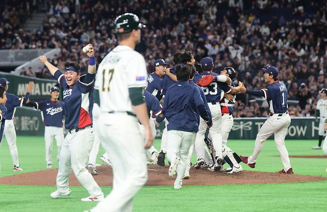 한국, WBC 8강 진출

    (도쿄=연합뉴스) 임화영 기자 =9일 일본 도쿄돔에서 열린 2026 월드베이스볼클래식(WBC) C조 조별리그 최종전 대한민국과 호주의 경기.

    호주를 꺾고 8강 진출을 확정한 한국 대표팀이 기뻐하고 있다. 2026.3.9

    hwayoung7@yna.co.kr

(끝)





<저작권자(c) 연합뉴스, 무단 전재-재배포, AI 학습 및 활용 금지>