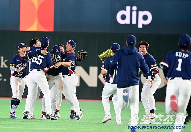 9일 일본 도쿄돔에서 열린 WBC(월드베이스볼클래식) 한국과 호주의 경기, 한국이 승리하며 8강행을 확정했다. 경기가  끝나자 환호하는 한국 선수들. 도쿄(일본)=허상욱 기자wook@sportschosun.com/2026.03.09/