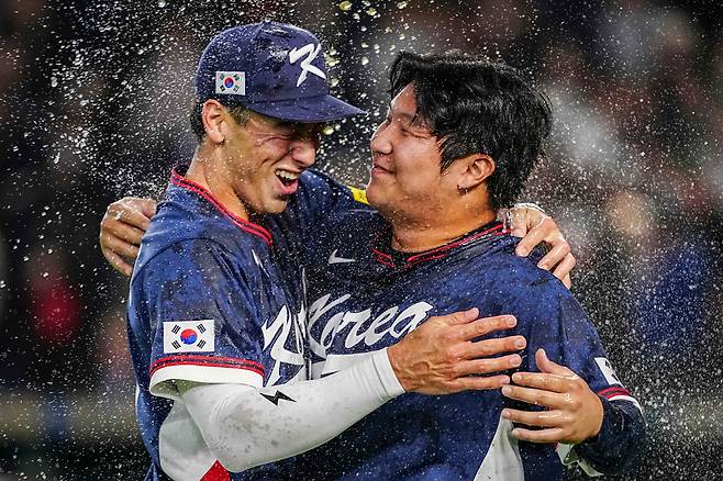 South Korea's Moon Bo-gyeong (R) and Shay Whitcomb celebrate team's victory at the end the World Baseball Classic (WBC) Pool C game between Australia and South Korea at the Tokyo Dome in Tokyo on March 9, 2026. (Photo by Yuichi YAMAZAKI / AFP)







<저작권자(c) 연합뉴스, 무단 전재-재배포, AI 학습 및 활용 금지>