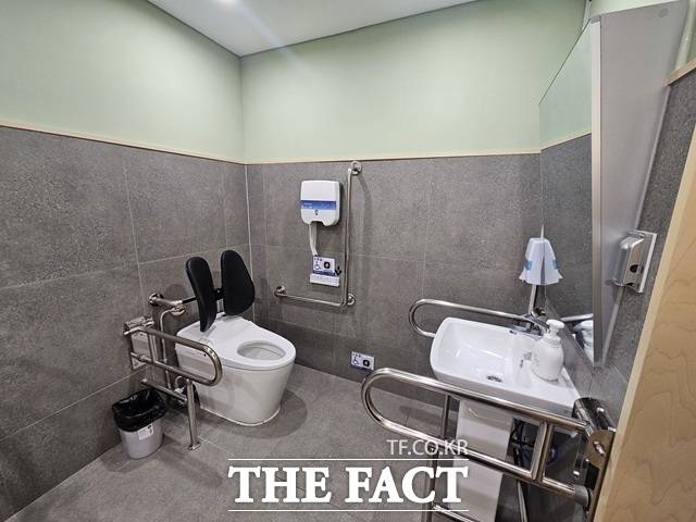 '헤어카페 더 휴(休)' 공릉점 내부 화장실에는 경사가 기울어진 거울, 도움벨, 상하가동식 손잡이 등 장애인 편의시설이 있다. /김명주 기자