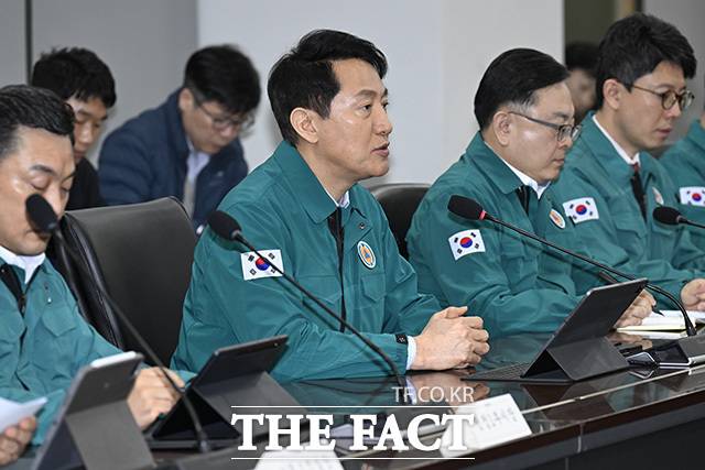 오세훈 서울시장(왼쪽 두 번째)이 9일 오전 서울 중구 서울특별시청에서 열린 'BTS 컴백 행사 안전관리 합동 점검회의'에 참석해 모두발언을 하고 있다. /송호영 기자