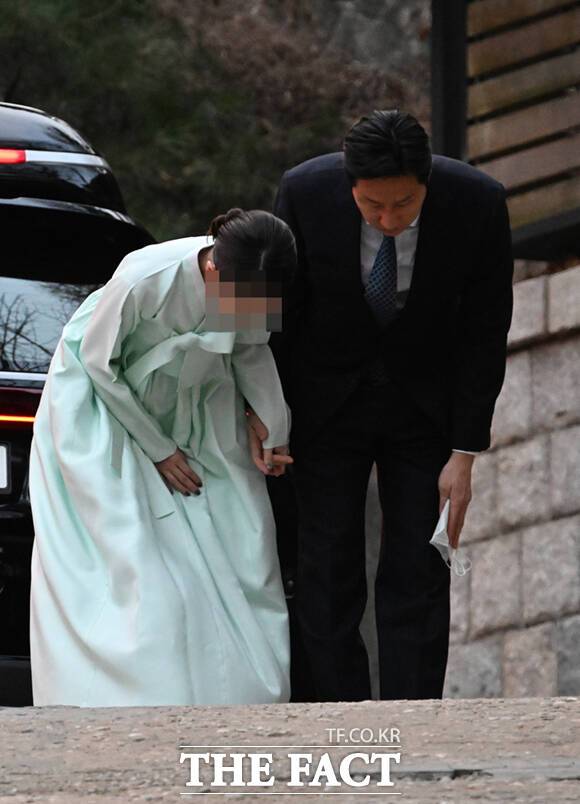 정기선 HD사장 부부가 취재진에게 인사하고 있다.