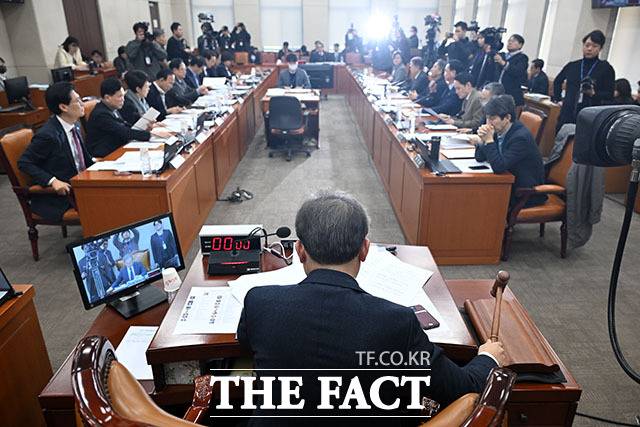 '개점휴업' 상태였던 국회 정치개혁특별위원회(정개특위)가 오는 13일 본격 재가동된다. 사진은 송기헌 정치개혁특별위원회 위원장이 지난 1월 26일 오후 서울 여의도 국회에서 열린 정치개혁특별위원회 전체회의에서 의사봉을 두드리고 있는 모습. /남용희 기자