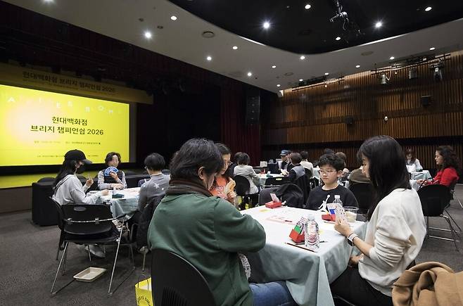 11일 서울 강남구 현대백화점 압구정본점에서 브리지 챔피언십 첫 대회가 열려 참가 선수들이 열띤 두뇌 싸움을 펼치고 있다. 현대백화점 제공