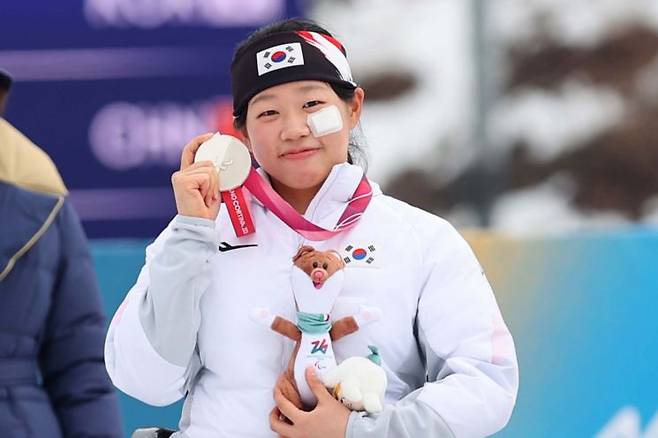 김윤지가 10일(현지시간) 이탈리아 테세로 크로스컨트리 스타디움에서 열린 2026 밀라노·코르티나 동계 패럴림픽 크로스컨트리스키 여자 스프린트 좌식 결선 시상식에서 은메달을 들어보이며 기뻐하고 있다. 연합뉴스