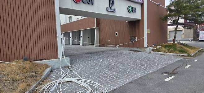 10일 오전 전남 화순 도곡온천관광지의 한 폐업한 숙박업체 주차장에 출입을 막기 위한 줄이 설치돼 있다. 민찬기 기자