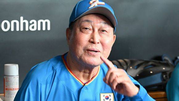 김인식 전 한국 야구 대표팀 감독이 17년 만에 WBC 8강에 진출한 한국 선수단의 선전을 기원했다. 연합뉴스