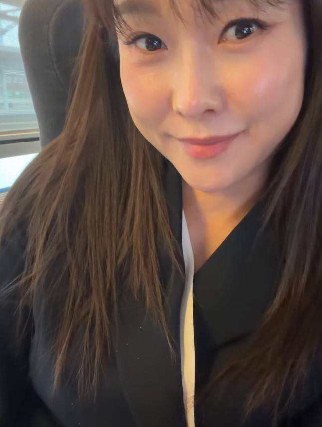 현영, 기차 안에서도 빛나는 동안 미모… 변함없는 피부 관리 비결 ‘눈길’ (출처: 현영 인스타그램)