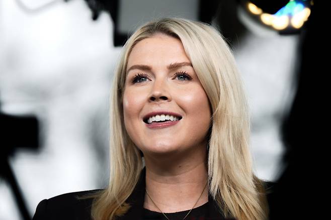 캐롤라인 레빗 백악관 대변인이 지난 6일 기자들과 만나 대화를 하고 있다. /AP 연합뉴스