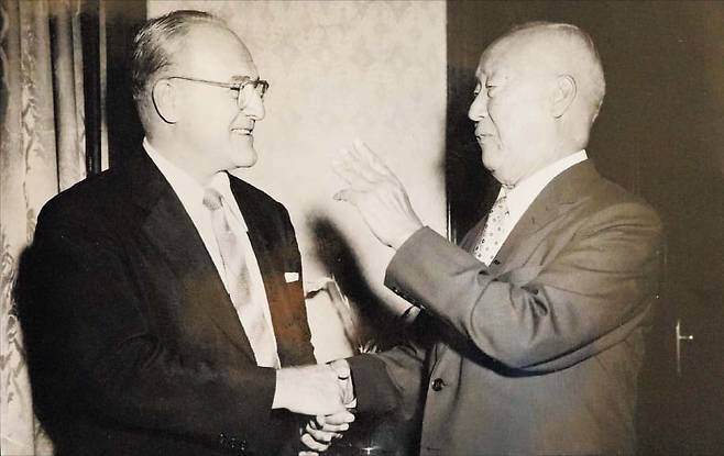 1958년 8월 14일 서울 경무대에서 만난 이승만(오른쪽) 대통령과 에팅거. /이승만대통령기념재단