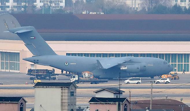 9일 오후 대구 공군기지에서 아랍에미리트(UAE) 공군 C-17 수송기에 천궁-Ⅱ 유도탄으로 추정되는 물자를 싣는 모습이 포착됐다. /뉴스1