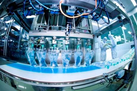 JW생명과학 충남 당진 공장의 수액 생산라인.