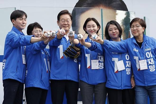 이재명 더불어민주당 대선 후보가 제21대 대통령선거 사전투표 첫날인 지난해 5월 29일 오후 서울 송파구 잠실야구장 앞 광장에서 열린 유세에서 '내란종식'이 쓰여있는 야구공을 들고 포즈를 취하고 있다. ⓒ 뉴시스