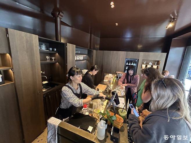 프랑스 파리 중심부에 문을 연 프리미엄 장 전문점 발효에서 파리지앵들이 한국 전통 장을 맛보고 있다. 파리=유근형 특파원