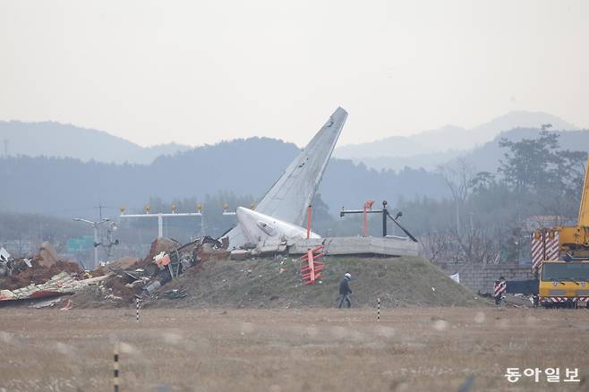 제주항공 7C2216편 추락 사고가 발생한 전남 무안국제공항 현장에 항공기와 충돌한 로컬라이저 안테나 둔덕이 보인다. 2m 높이의 이 콘크리트 둔덕에 비행기가 충돌하면서 폭발을 일으켰다. 변영욱 기자