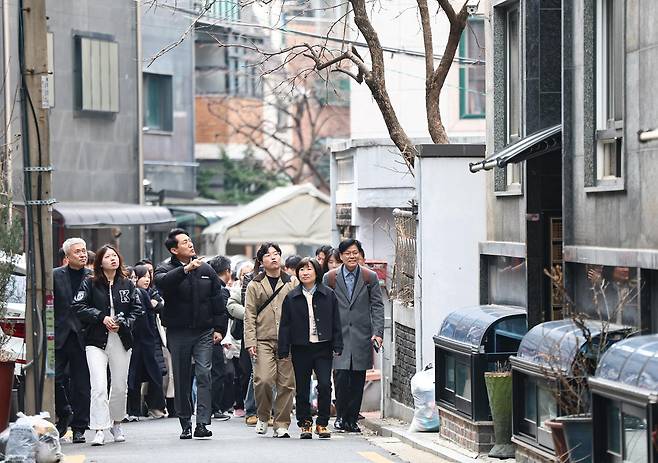 오세훈 서울시장이 9일 전·월세 청년 주거난과 관련 서울 동대문구 휘경동을 방문해 1인가구 밀집지역을 둘러보고 있다. 2026.3.9 ⓒ 뉴스1