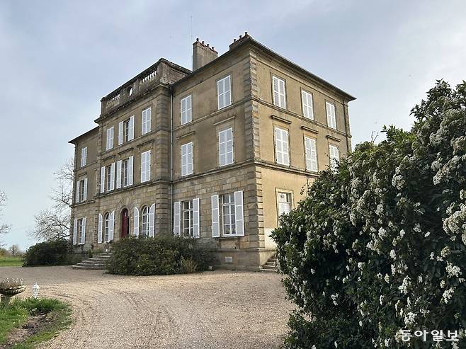 6일(현지 시간) 프랑스 중부 드베이시에 위치한 김치샤또 전경. 한식 명장 유홍림 대표와 가족들이 200년 된 고성을 구매해 김치공장과 생활 공간으로 탈바꿈시켰다. 드베이=유근형 특파원