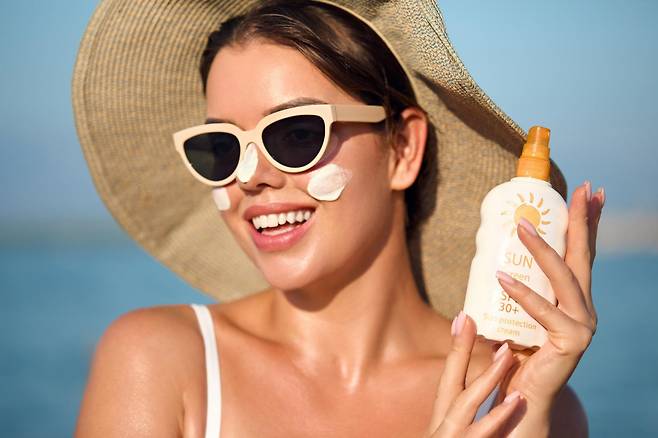 레티놀 사용과 자외선 차단을 둘러싼 논쟁이 이어지고 있다. 스킨케어 전문가의 주장과 피부과학 연구 결과를 비교해 건강한 피부 관리의 균형점을 짚어봤다. 게티이미지뱅크