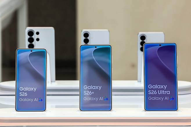 ‘갤럭시 S26 시리즈’가 공식 출시된 11일 서울 서초구 삼성 강남 매장에 갤럭시 S26(왼쪽부터), 갤럭시 S26 플러스, 갤럭시 S26 울트라가 진열돼 있다. 2026.3.11/뉴스1