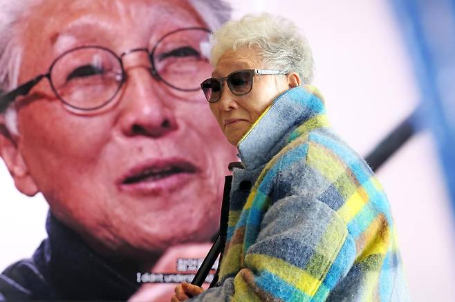 김윤신 조각가가 11일 경기 용인시 호암미술관에서 70여 년에 걸친 삶과 예술세계를 선보이는 첫 대규모 회고전 ‘김윤신: 합이합일 분이분일’ 기자간담회를 하고 있다. 이번 전시는 ‘합이합일 분이분일(合二合一 分二分一)’로 대표되는 나무 조각들은 물론 한국 여성 조각 1세대를 대표하는 김윤신 예술 세계의 본질과 전개 과정을 살펴볼 수 있는 판화와 회화까지 다양하게 조명한다. 뉴시스