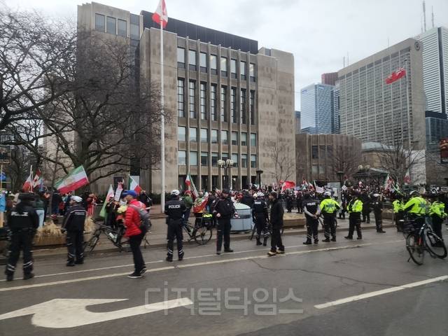 미국 뉴욕 록펠러 센터(Rockefeller Center) 인근 이스라엘 국기를 든 집회 참가자들과 현장을 통제 중인 경찰 모습. 독자제공