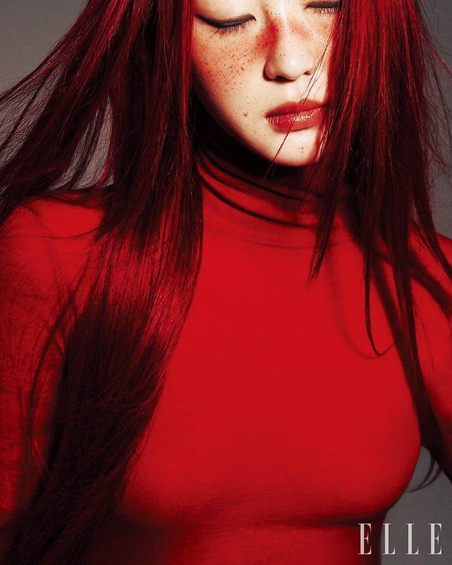 민영이 입은 레드 터틀넥은 Lecon De Vie.