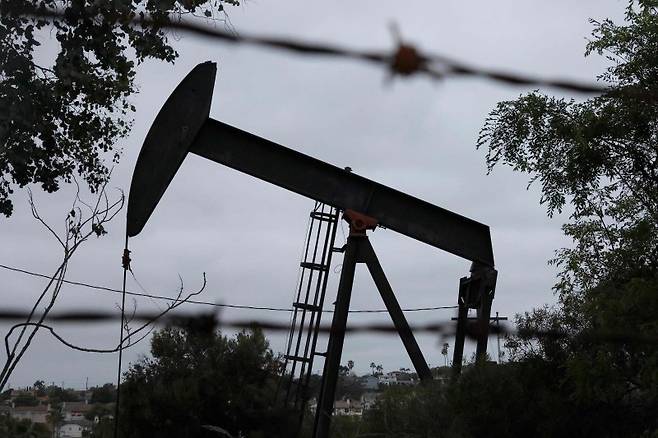 국제 유가가 10일(현지시간) 11% 넘게 폭락하며 배럴당 80달러대로 떨어졌다. AFP 연합