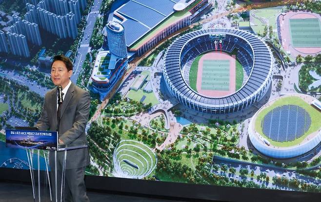 오세훈 서울시장이 11일 오전 서울 중구 시청 본관에서 잠실 스포츠·MICE 복합공간 조성 사업 최종 협상안을 소개하고 있다. 잠실 스포츠·MICE 복합공간 사업은 잠실종합운동장 일대를 첨단 스포츠·문화 복합지구로 조성하는 프로젝트다. 완공 목표 시점은 2032년이다. 뉴스1