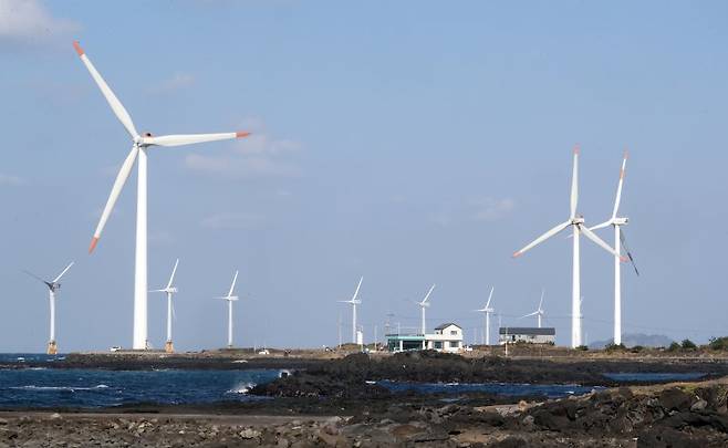 제주시 한경면 한경풍력 발전단지 모습. 제주도가 행정과 전문가 중심이던 에너지 정책을 도민 참여 구조로 확장해 재생에너지 중심의 ‘탄소중립 섬’ 모델을 구축하겠다는 구상이다./사진=뉴스1