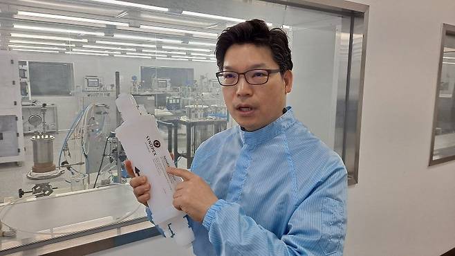 시노펙스 석유민 R&D센터장이 11일 반도체 케미컬 필터에 대해 설명하고 있다. 사진=강경래 기자