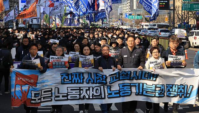 ‘노란봉투법’ 시행 첫날인 10일 서울 세종로에서 열린 민주노총 투쟁 선포대회에서 집회를 마친 민주노총 조합원 등이 행진하고 있다. 연합뉴스