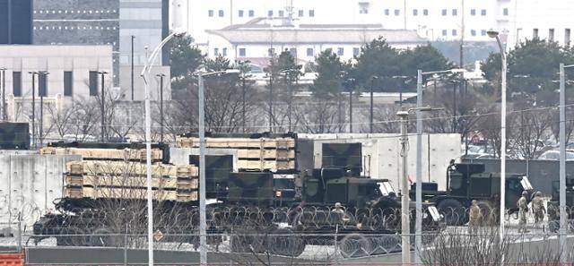 5일 경기 평택시 캠프 험프리스 지대공 유도 미사일인 패트리엇(PAC-3)포대에서 주한미군 장병들이 중장비를 동원해 작업하고 있다. 평택=뉴시스