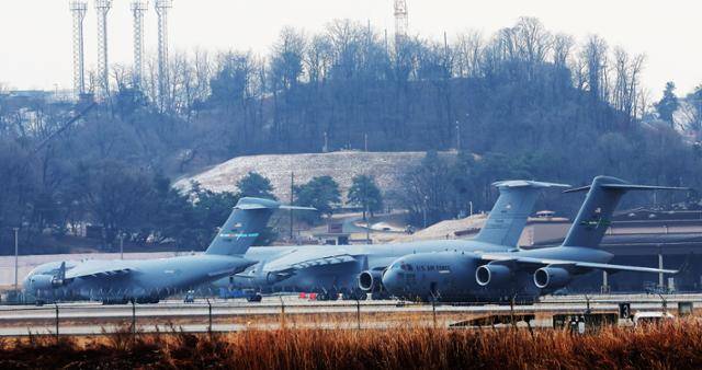 6일 경기도 평택시 주한미공군 오산기지에 C-5와 C-17 등 대형 미군 수송기들이 대기하고 있다. 평택=연합뉴스