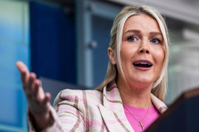 캐럴라인 레빗 미국 백악관 대변인이 10일 미 워싱턴 백악관 브리핑룸에서 발언하고 있다. 워싱턴=EPA 연합뉴스