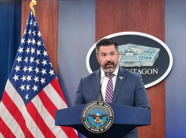 숀 파넬 미 국방부(전쟁부) 대변인이 2025년 7월 3일 워싱턴 인근 국방부 청사에서 언론 브리핑을 진행하고 있다. 연합뉴스