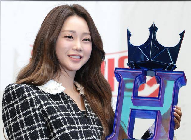 가수 홍지윤이 11일 오전 서울 마포구 상암 스탠포드호텔에서 진행된 MBN 서바이벌 예능 ‘현역가왕3’ 기자간담회에서 포즈를 취하고 있다. 뉴스1