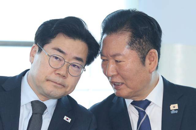 정청래(오른쪽) 더불어민주당 대표와 인천시장 후보로 공천된 박찬대 의원이 11일 인천 강화군 강화평화전망대에서 열린 현장 최고위원회의에서 발언하고 있다. 뉴스1