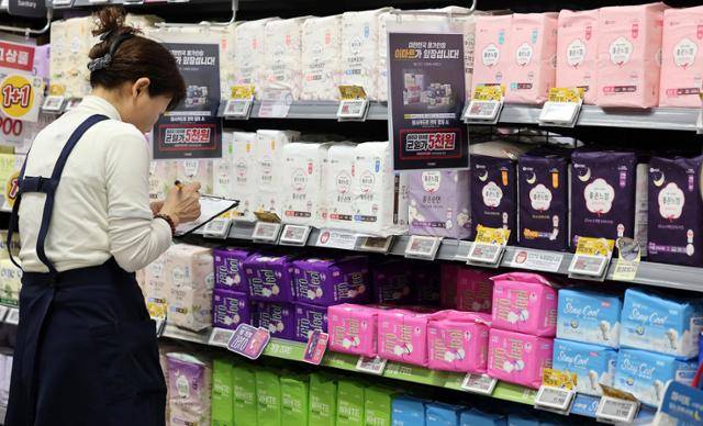 2월 19일 서울 이마트 용산점에서 직원이 여성용품을 진열하고 있다. 이재명 대통령이 여성 필수 용품인 생리대 가격이 비싸다고 지적한 이후 대형 유통·제조사들이 잇따라 가격 할인에 나서고 있는 가운데 이마트도 이날부터 생리대 50여 종을 대상으로 5,000원 균일가 행사를 진행한다. 뉴스1